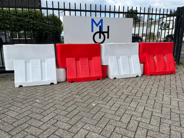 Kunststof barrier/road barrier rood/wit gebruikt 10ST