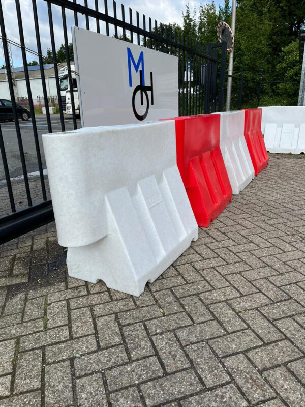 Kunststof barrier/road barrier rood/wit gebruikt 10ST - Image 3