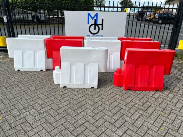 Kunststof barrier/road barrier rood/wit gebruikt 10ST - Image 2