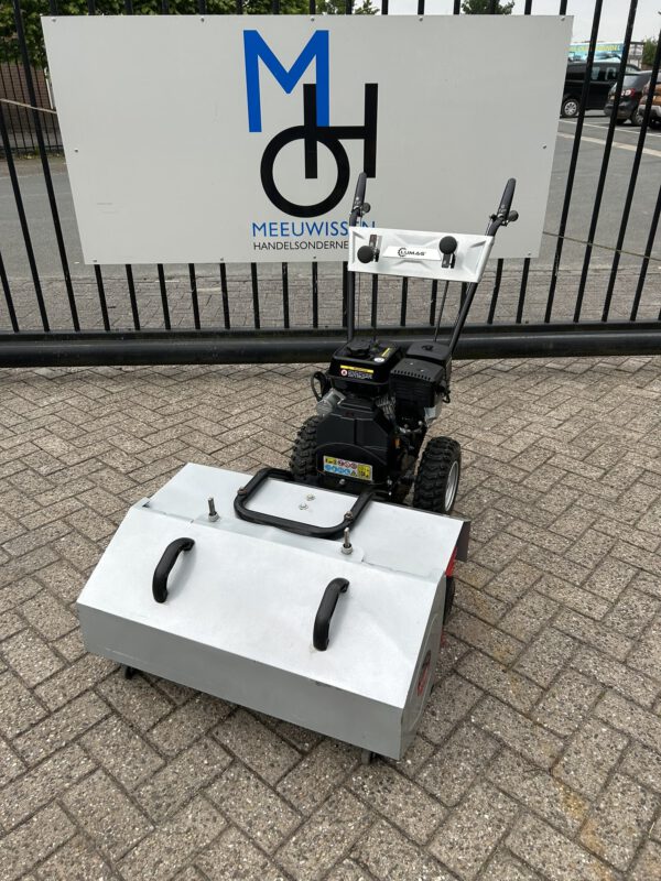 Lumag KM800 benzine borstelmachine/veegmachine met opvangbak